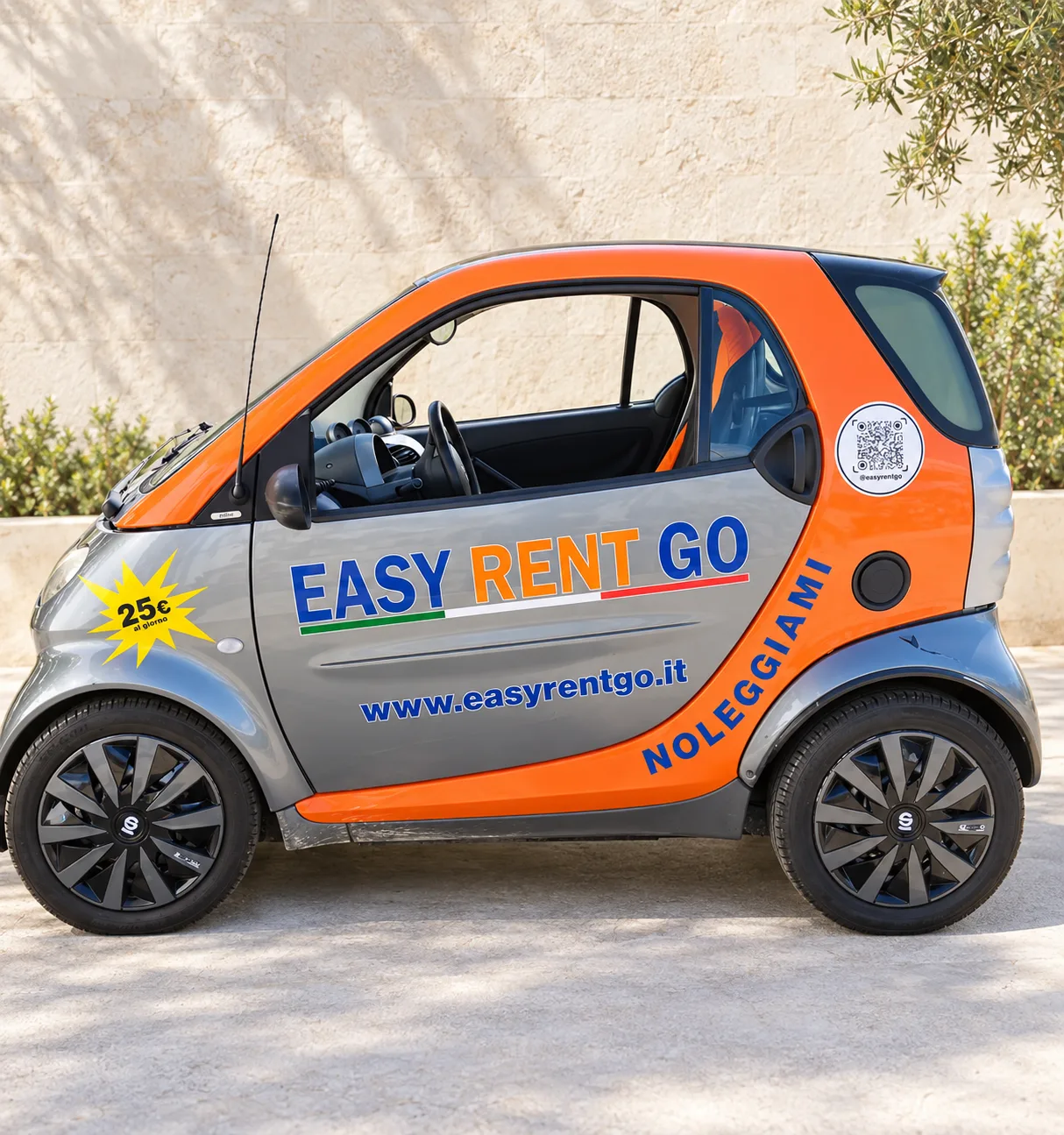 La Smart Easy Rent Go arancio e grafite vista di fianco, con la scritta Noleggiami e il bollino 25 € al giorno