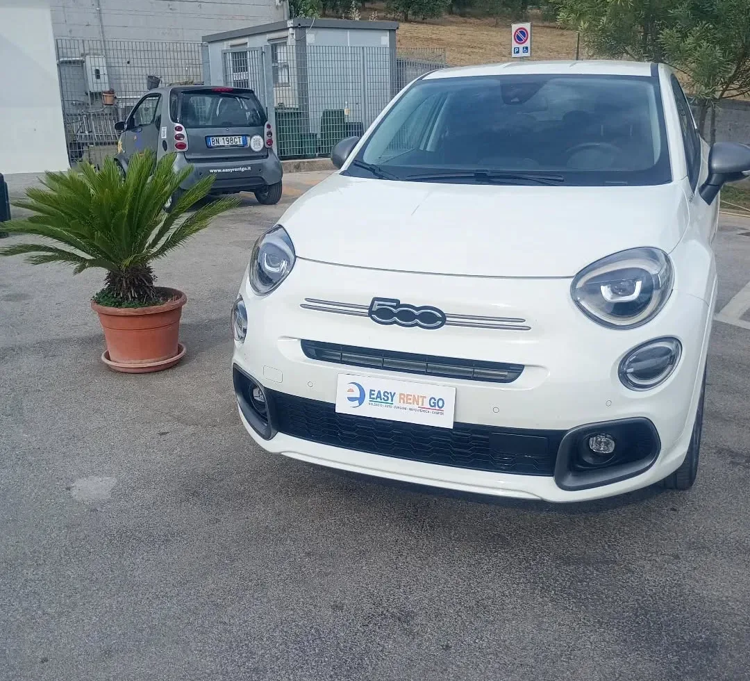 La Fiat 500X Sport bianca di Easyrentgo con la targa di cortesia Easy Rent Go