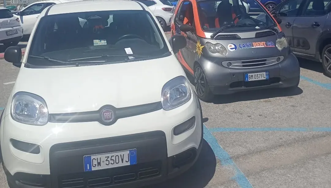 La Smart Fortwo arancione e grafite di Easyrentgo con la scritta Easy Rent Go sul muso