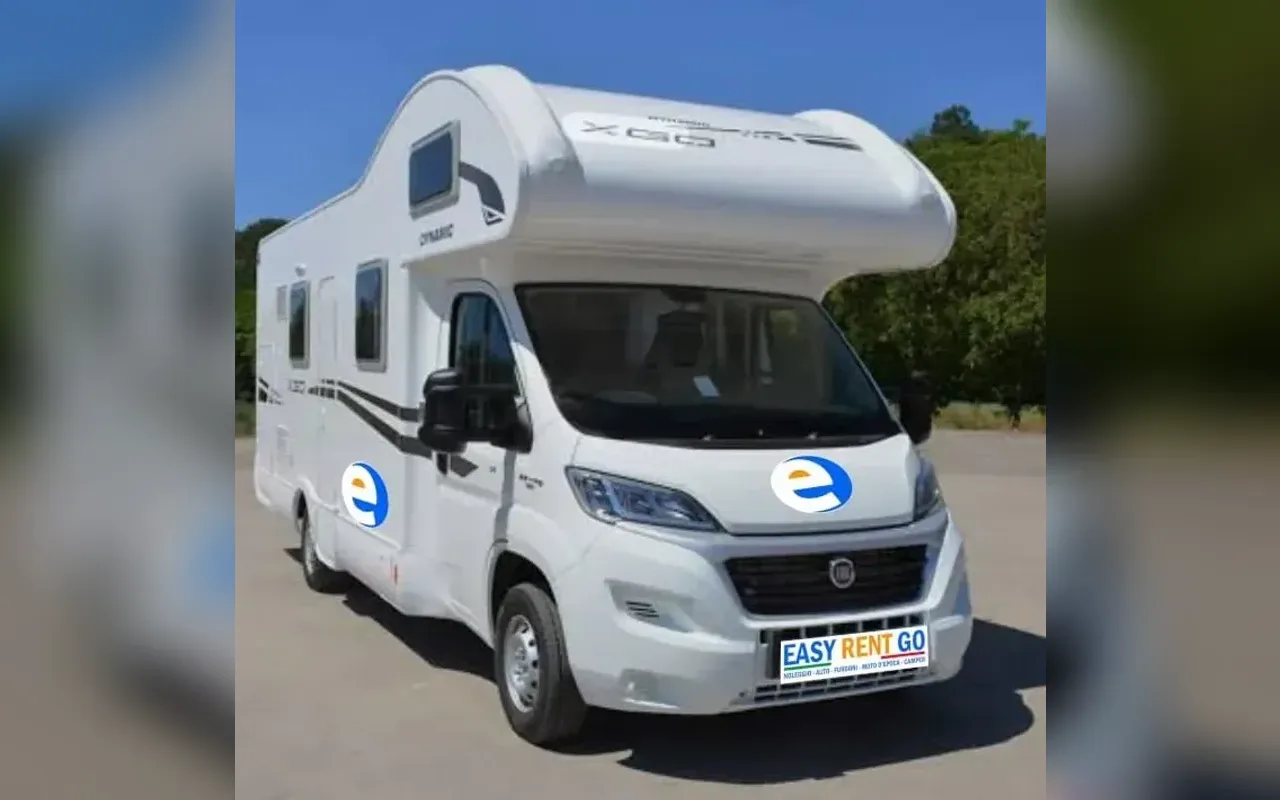 Il camper mansardato bianco di Easyrentgo con il logo e la targa di cortesia Easy Rent Go