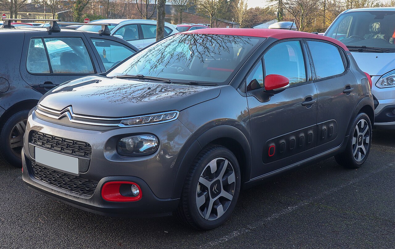 Citroën C3 grigio scuro vista di tre quarti