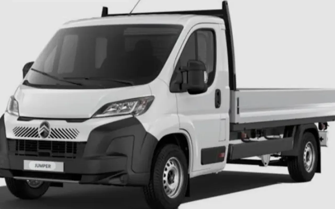 Citroën Jumper bianco con cassone aperto dietro la cabina, vista di tre quarti