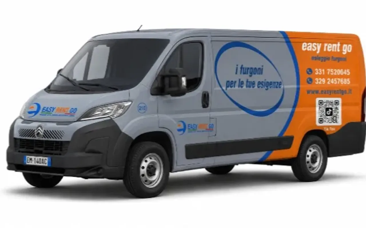 Il furgone Citroën Jumper chiuso di Easyrentgo, grigio con la fiancata arancio e i numeri di telefono