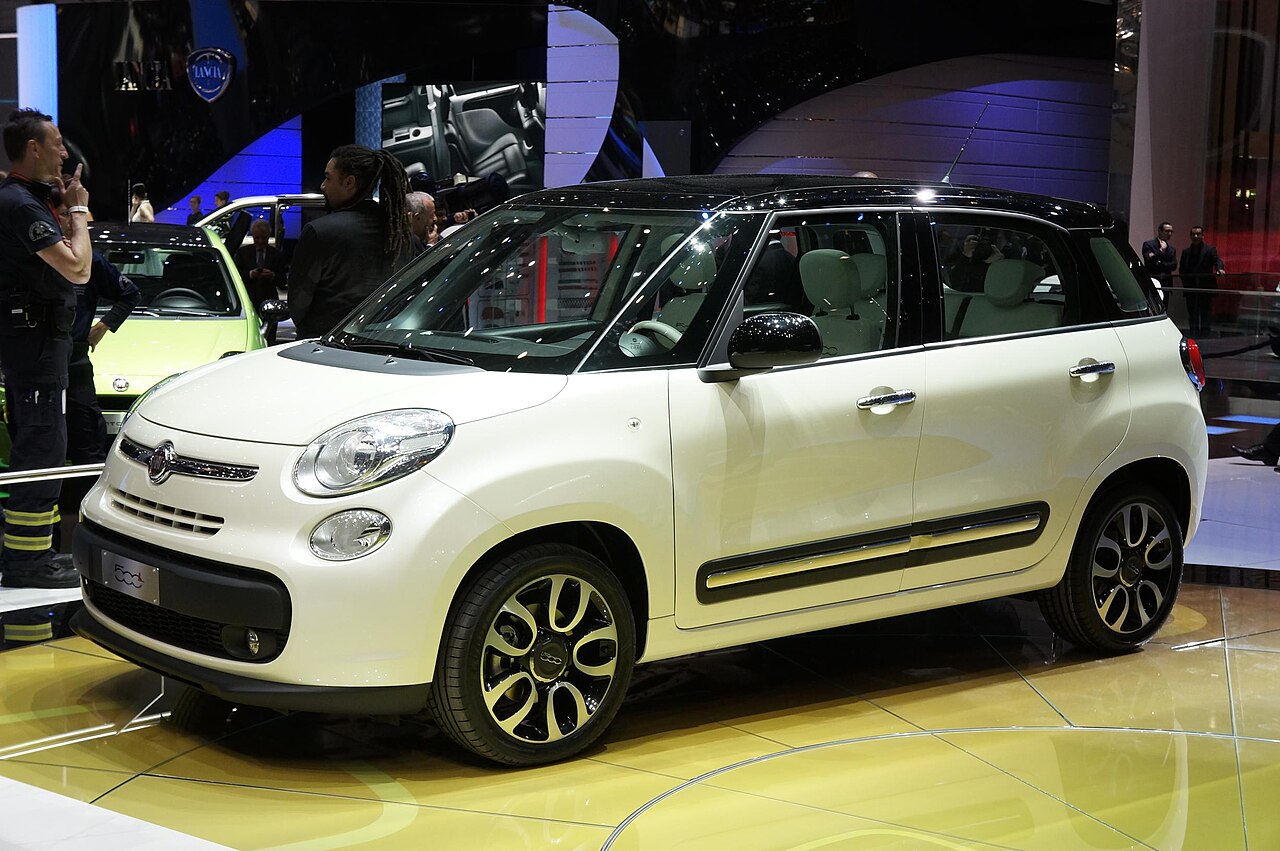 Fiat 500L color crema vista di tre quarti