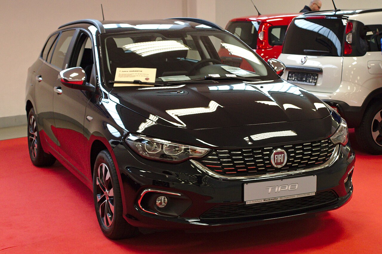 Fiat Tipo Station Wagon nera vista di tre quarti