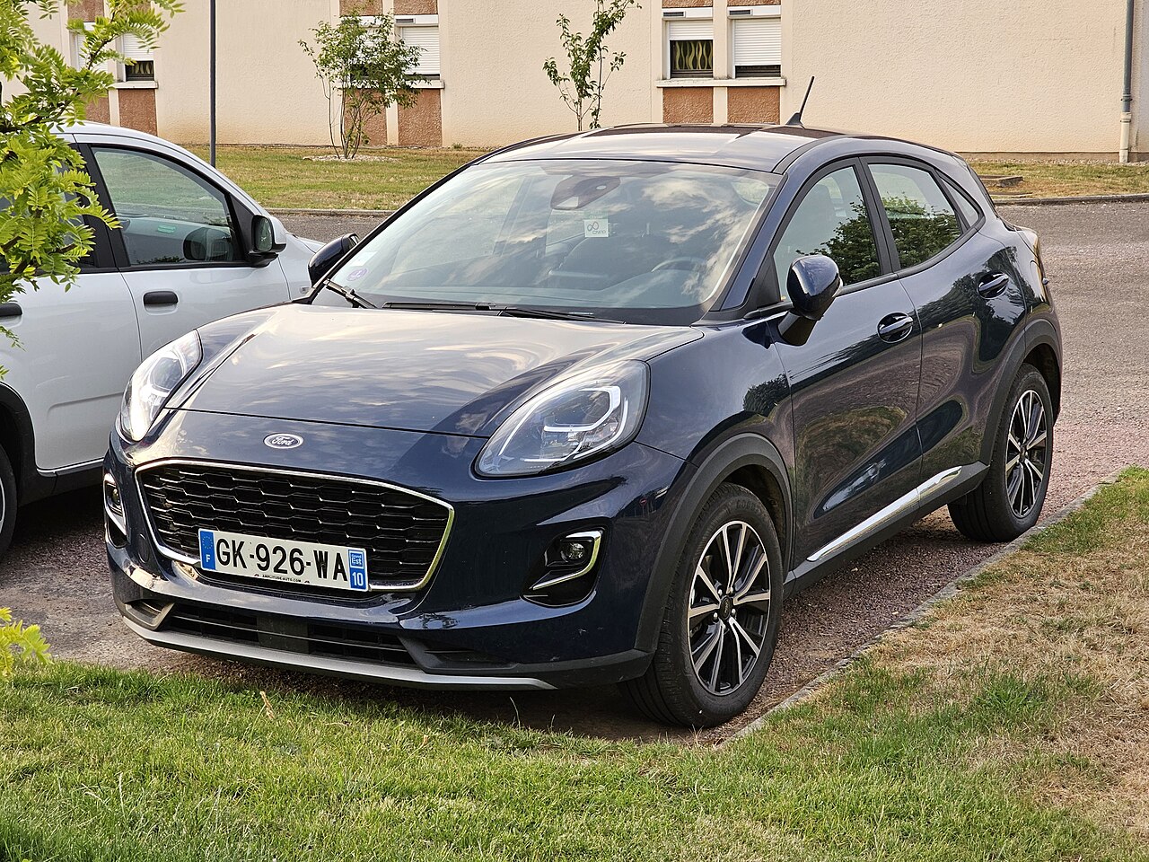 Ford Puma blu scuro vista di tre quarti