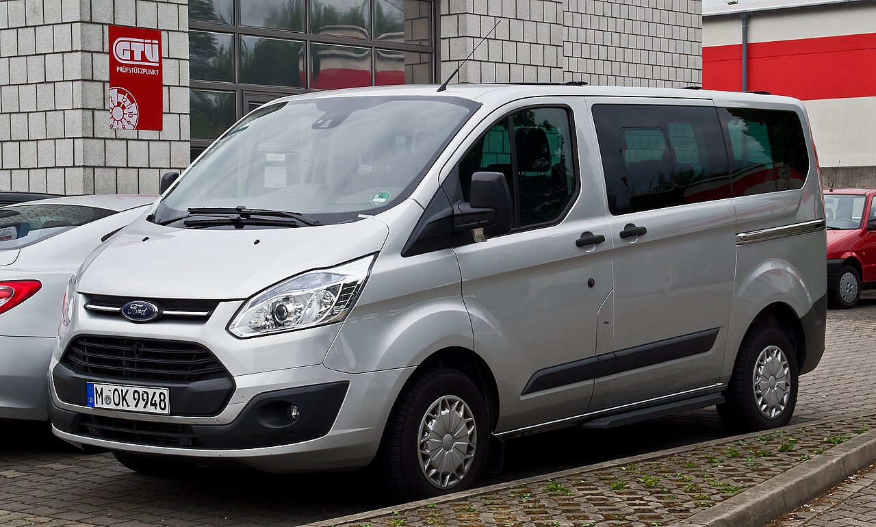 Ford Tourneo Custom grigio chiaro vista di tre quarti