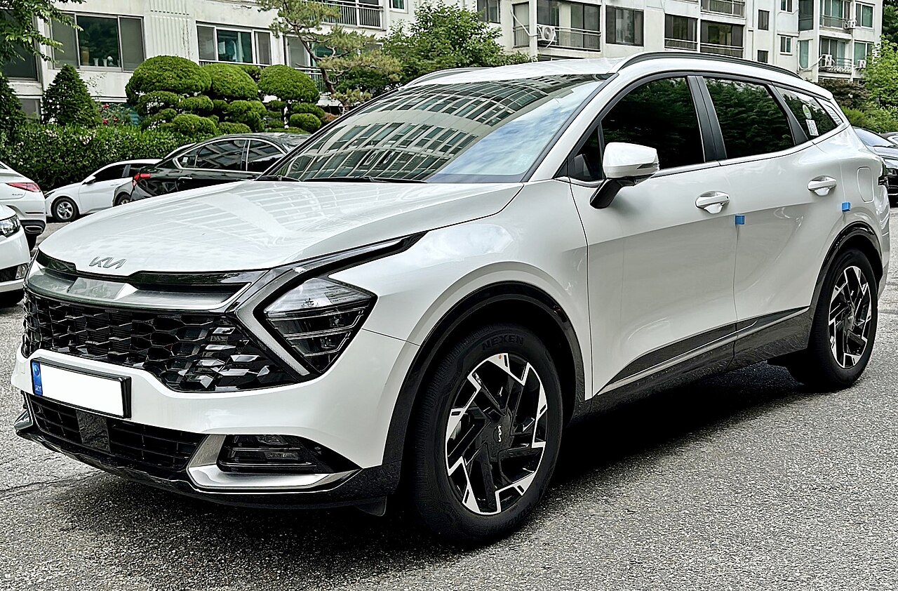 Kia Sportage bianca vista di tre quarti