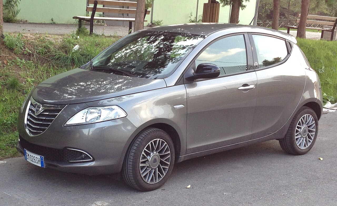 Lancia Ypsilon grigio scuro vista di tre quarti