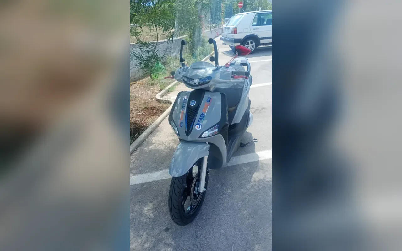 Lo scooter Piaggio Liberty grigio di Easyrentgo con gli adesivi Easy Rent Go sullo scudo